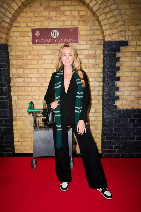 14_HarryPotterDieAusstellung2024Muenchen_BesucherinDerPremiere_creditSCE_WolfgangWilde.jpg