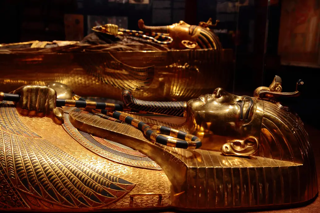 king-tut-golden-mummy-cases-01.jpg