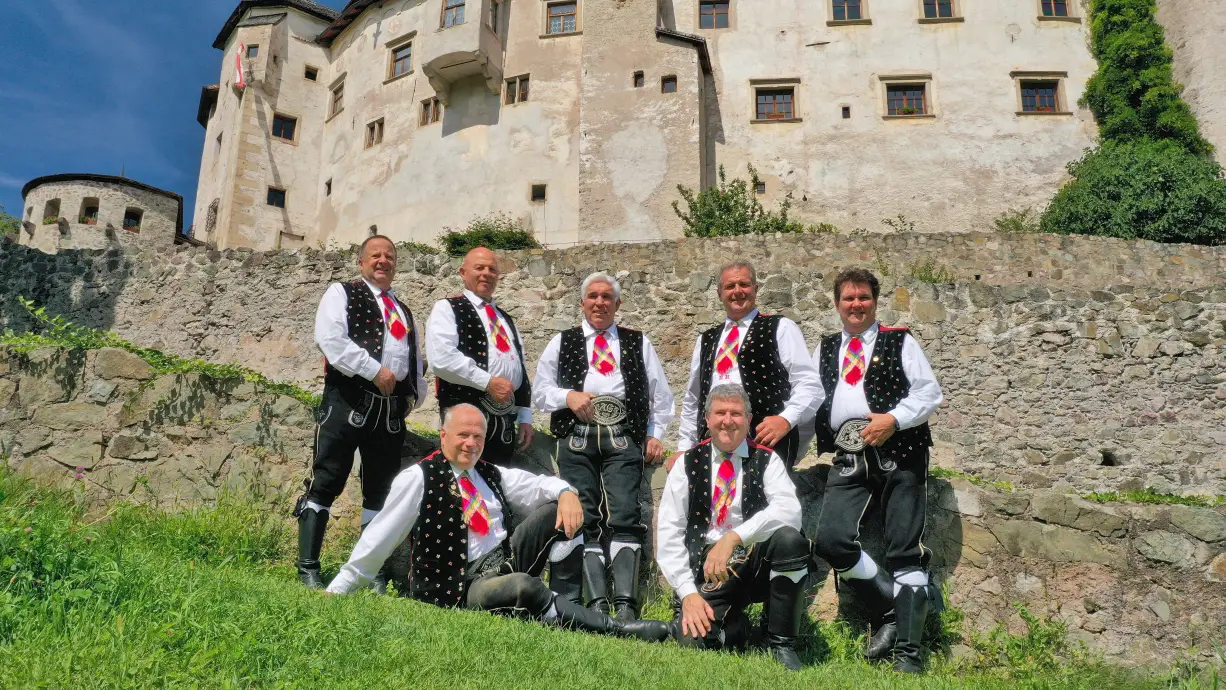 05_Pressefoto_KastelrutherSpatzen_20232024_HerzundHeimat_Fotocredit_Electrola.jpg