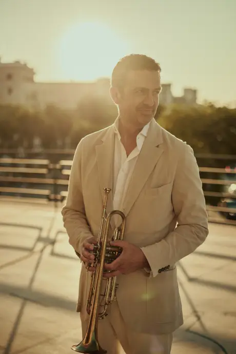 Bild 1 von 3 für Gallery featuring