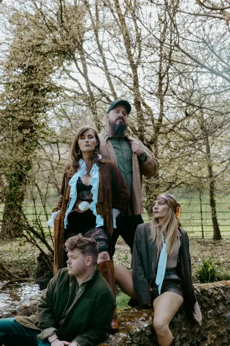 Bild 1 von 1 für Gallery “Bound to Break” Europe